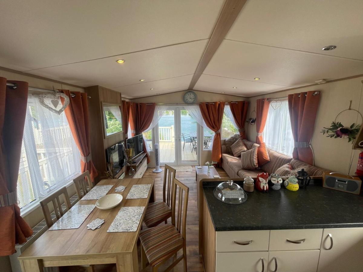 Lakeside Retreat 2 With Hot Tub, Private Fishing Peg Situated At Tattershall Lakes Country Park 外观 照片