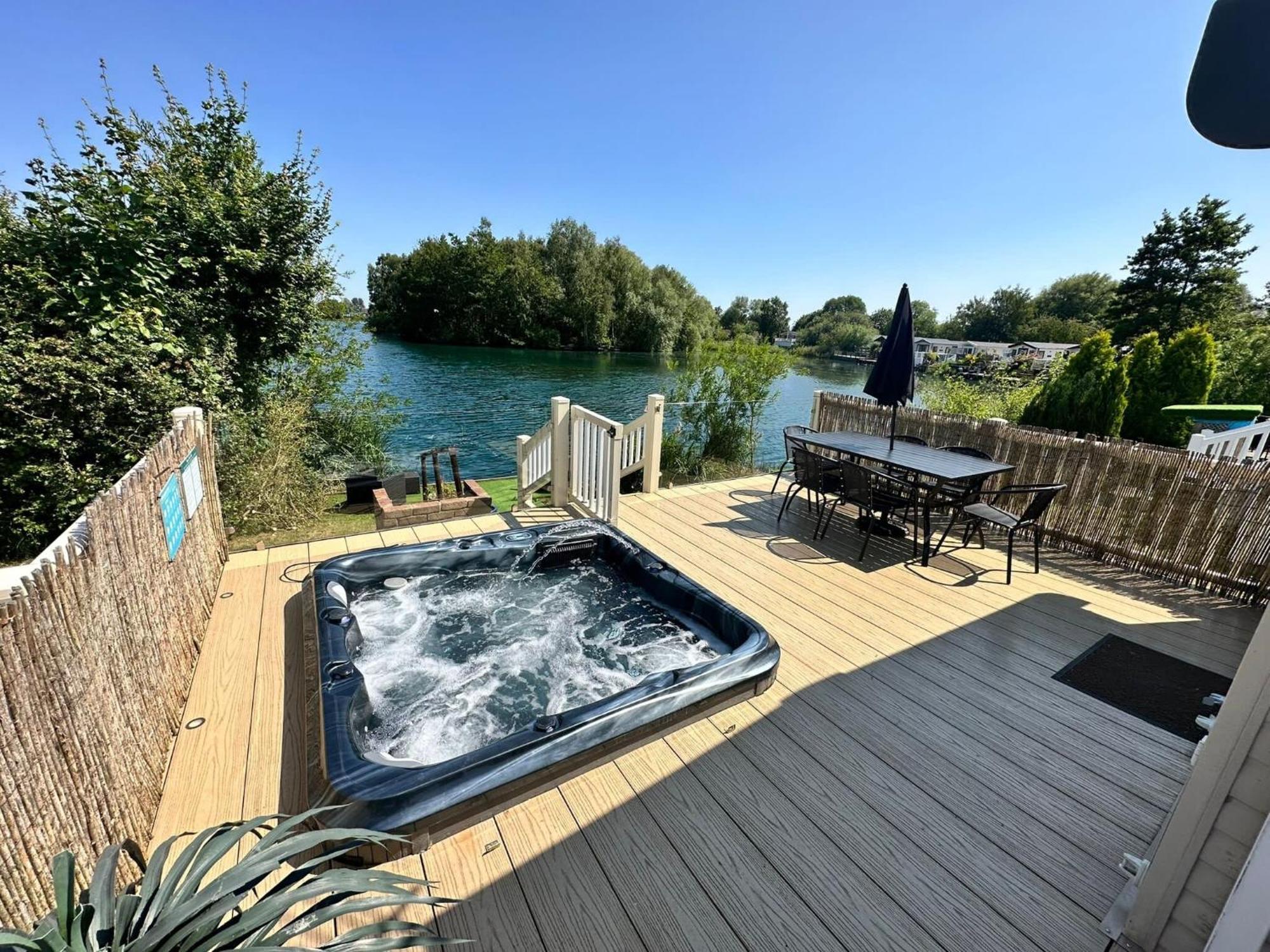 Lakeside Retreat 2 With Hot Tub, Private Fishing Peg Situated At Tattershall Lakes Country Park 外观 照片