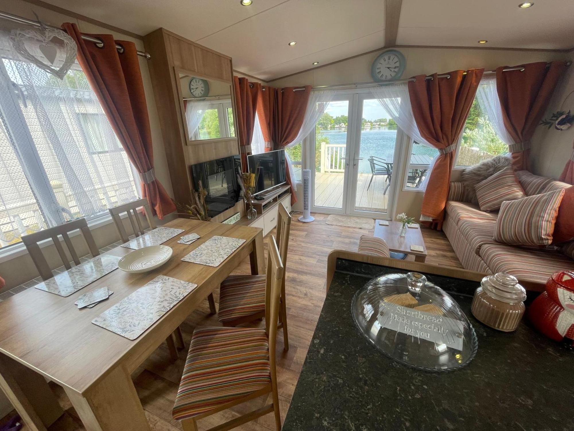 Lakeside Retreat 2 With Hot Tub, Private Fishing Peg Situated At Tattershall Lakes Country Park 外观 照片