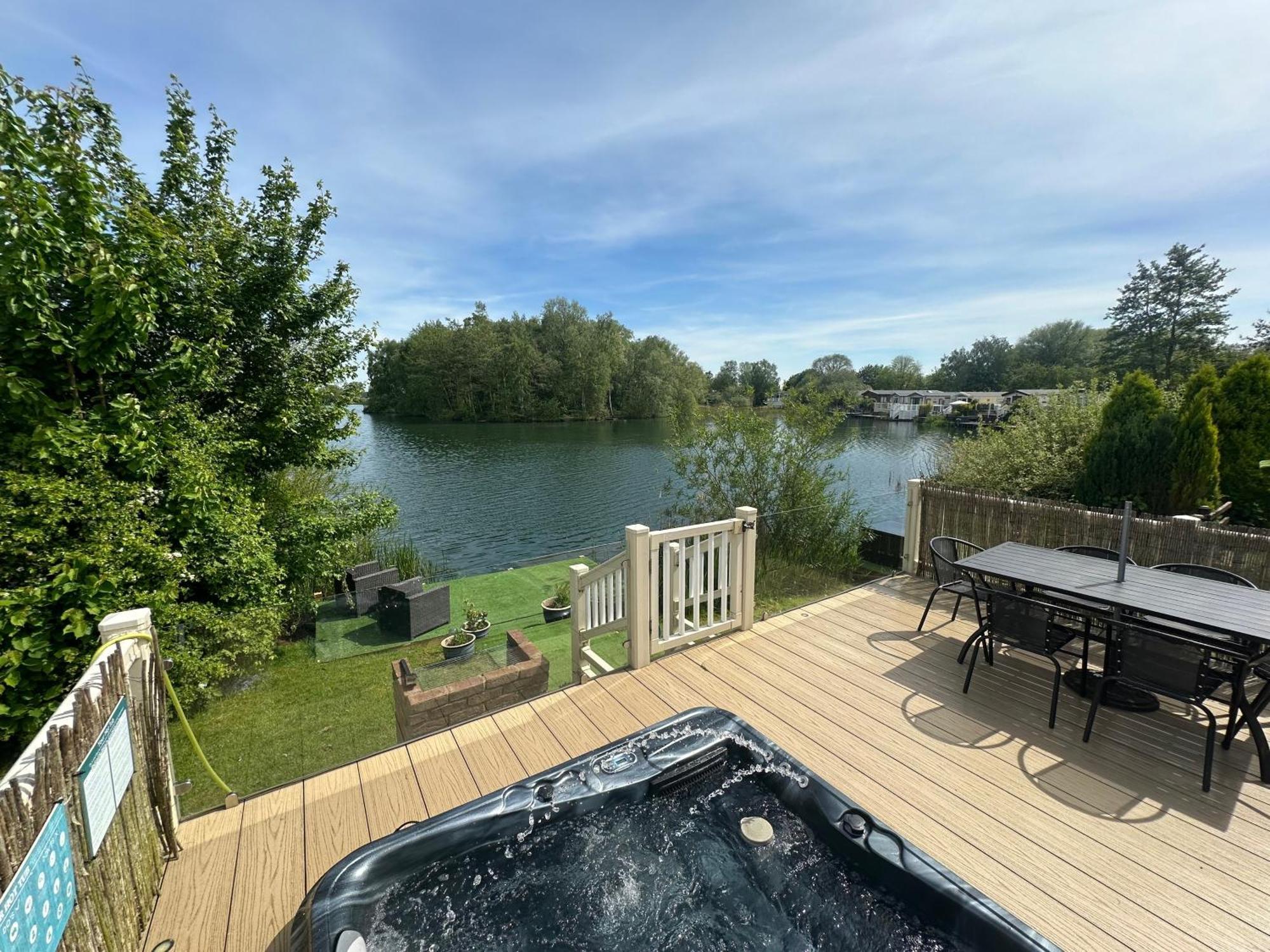 Lakeside Retreat 2 With Hot Tub, Private Fishing Peg Situated At Tattershall Lakes Country Park 外观 照片
